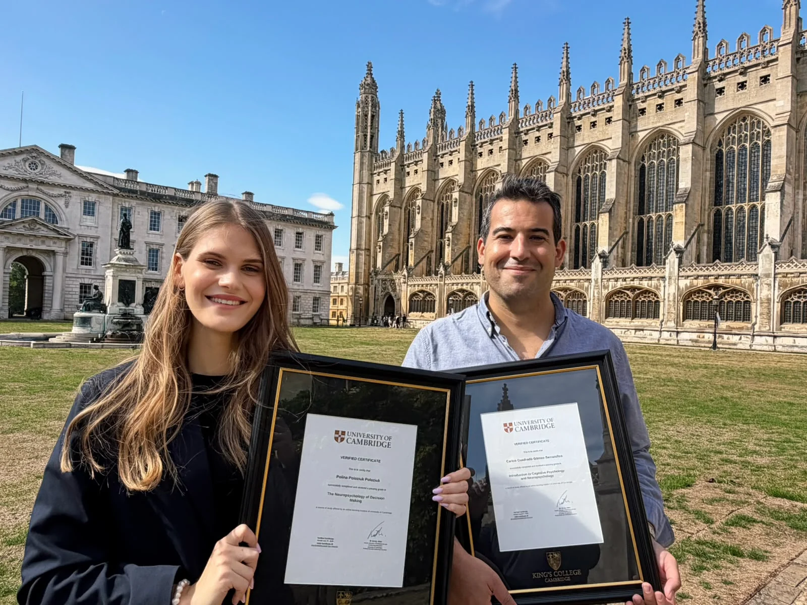 Carlos Cuadrado Gómez-Serranillos y Polina Poloziuk Poloziuk con sus diplomas en Cambridge.