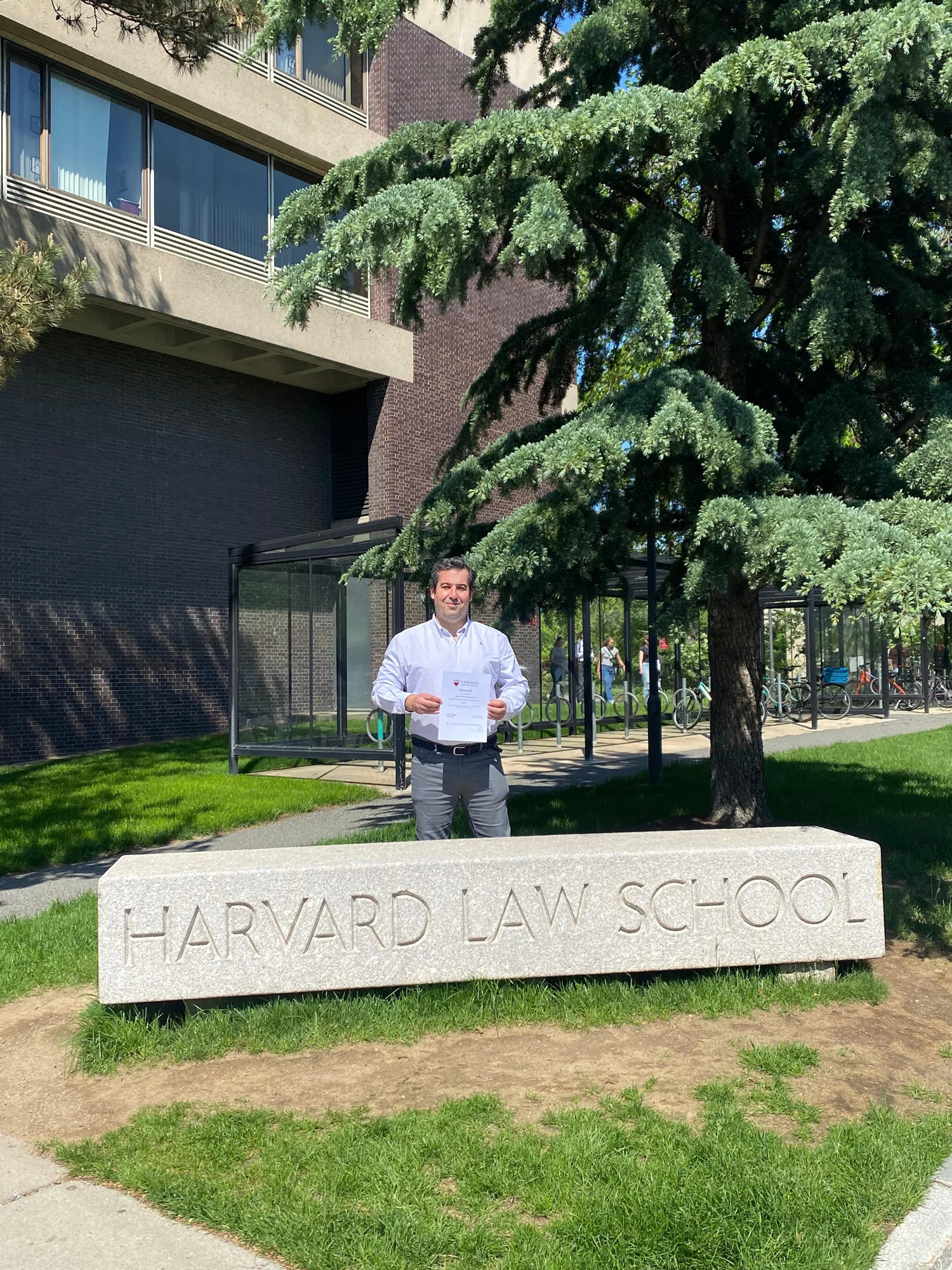 Carlos Cuadrado Gómez-Serranillos junto al letrero de piedra Harvard Law School