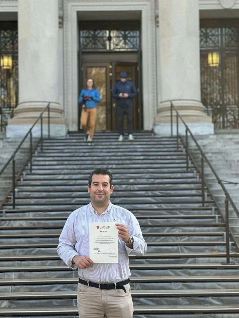 Carlos Cuadrado Gómez-Serranillos con el diploma del curso de Anatomía Humana de Harvard Medical School.