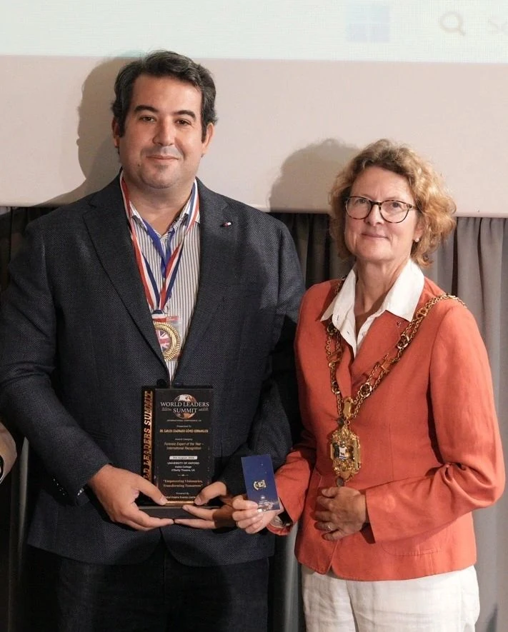 Carlos Cuadrado Gómez-Serranillos con Louise Upton, entonces alcaldesa (Lord Mayor) de Oxford, tras recibir el reconocimiento en Keble College en 2025.