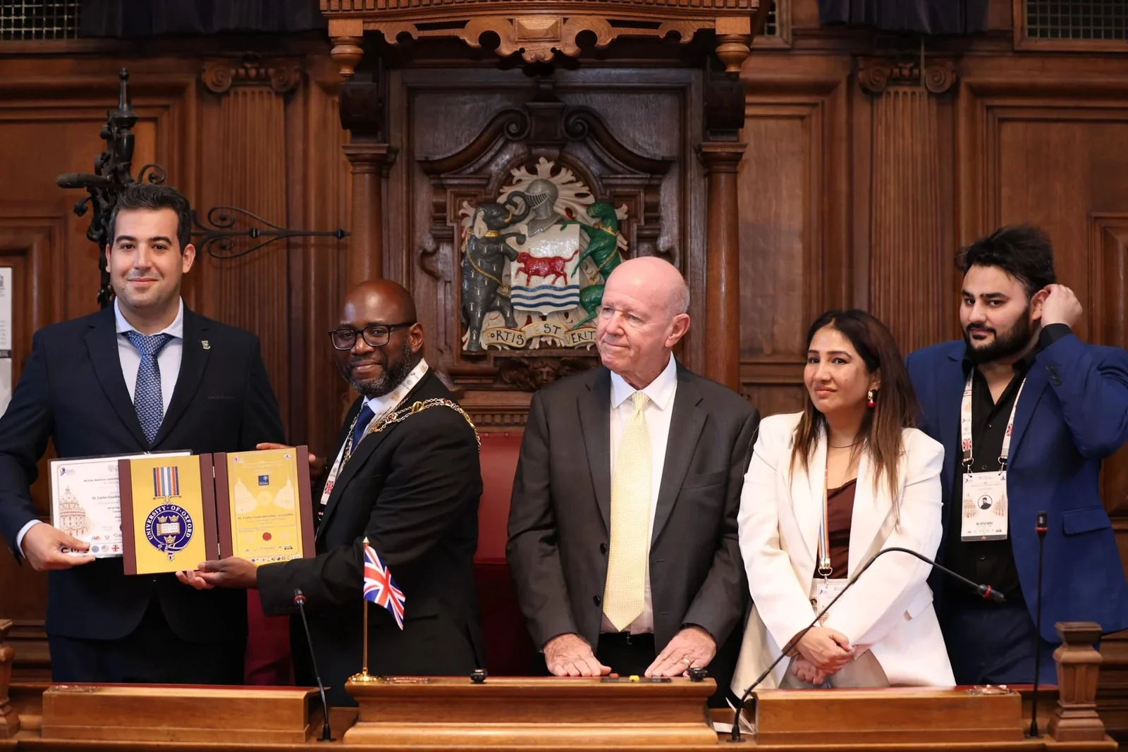 Carlos Cuadrado Gómez-Serranillos recibe el Premio Nelson Mandela 2026 de Chewe Munkonge, alcalde de Oxford, en Oxford Town Hall