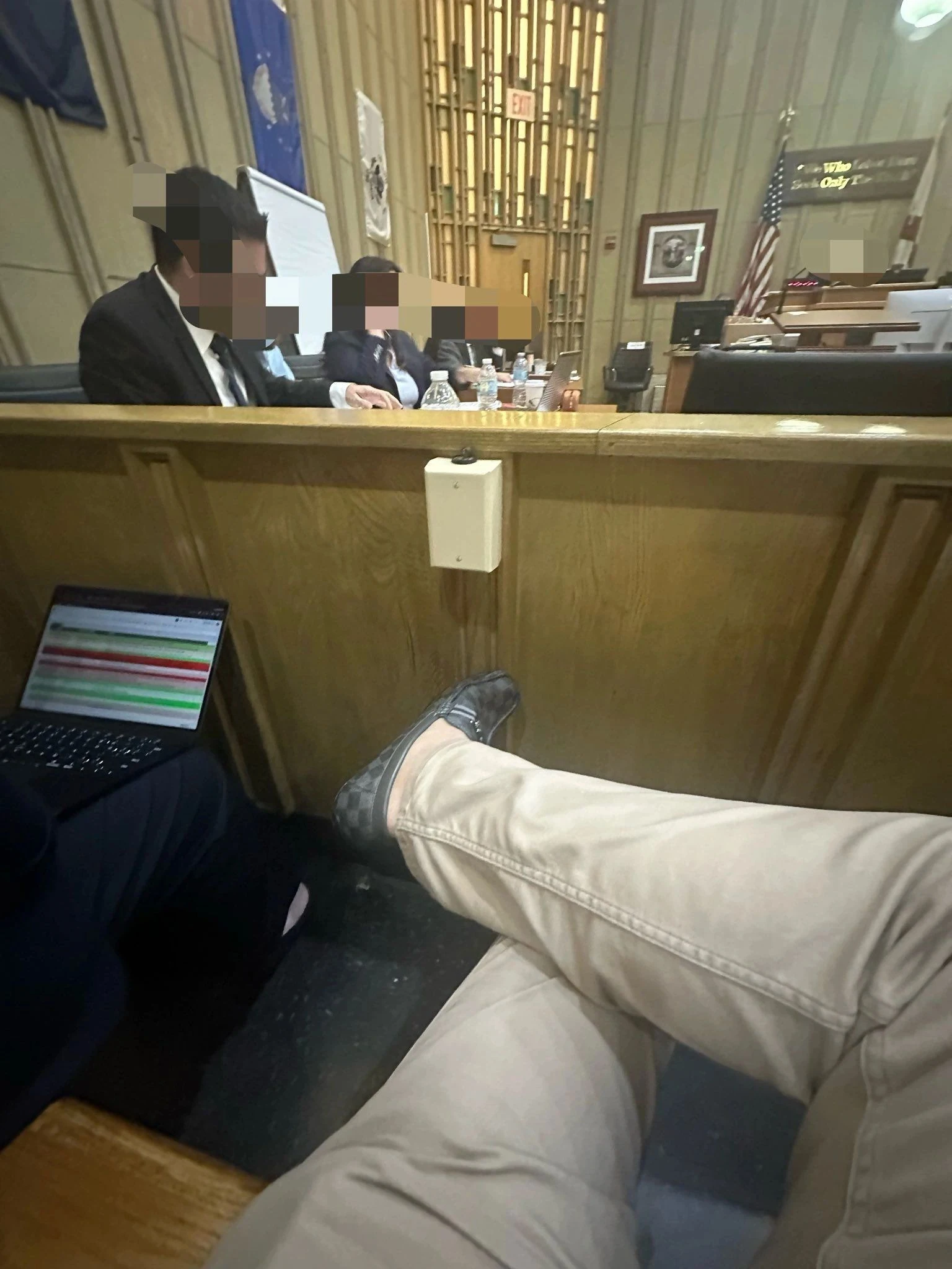 Fotografía documental de una sesión judicial en Estados Unidos, conservada de la web profesional original.